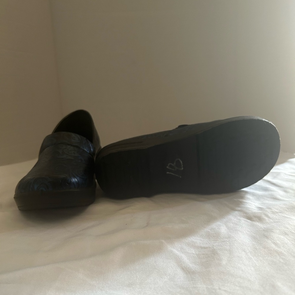 Easy Works by Easy Street Slip Resistant Clogs Black Embossed Comfort Shoes - Picture 5 of 6